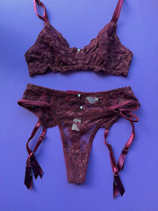 Clo: Fortuna Lace Garter Belt - Crushed Berry