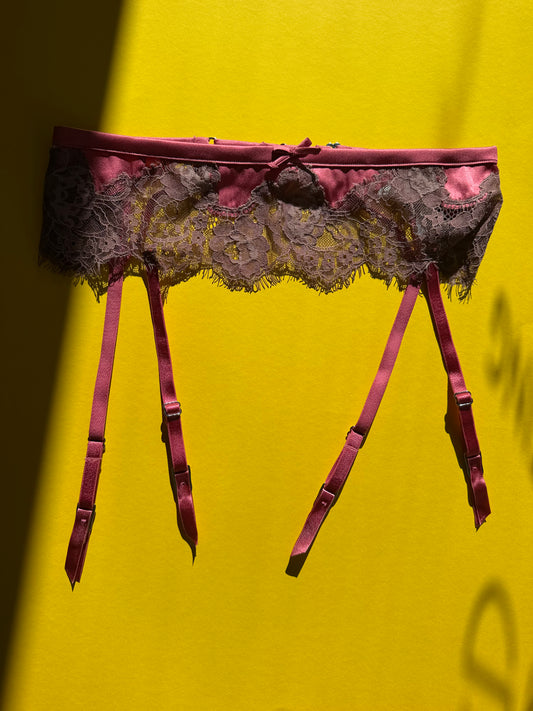 Fleur du Mal: Juliet Lace Garter Belt - Fraise