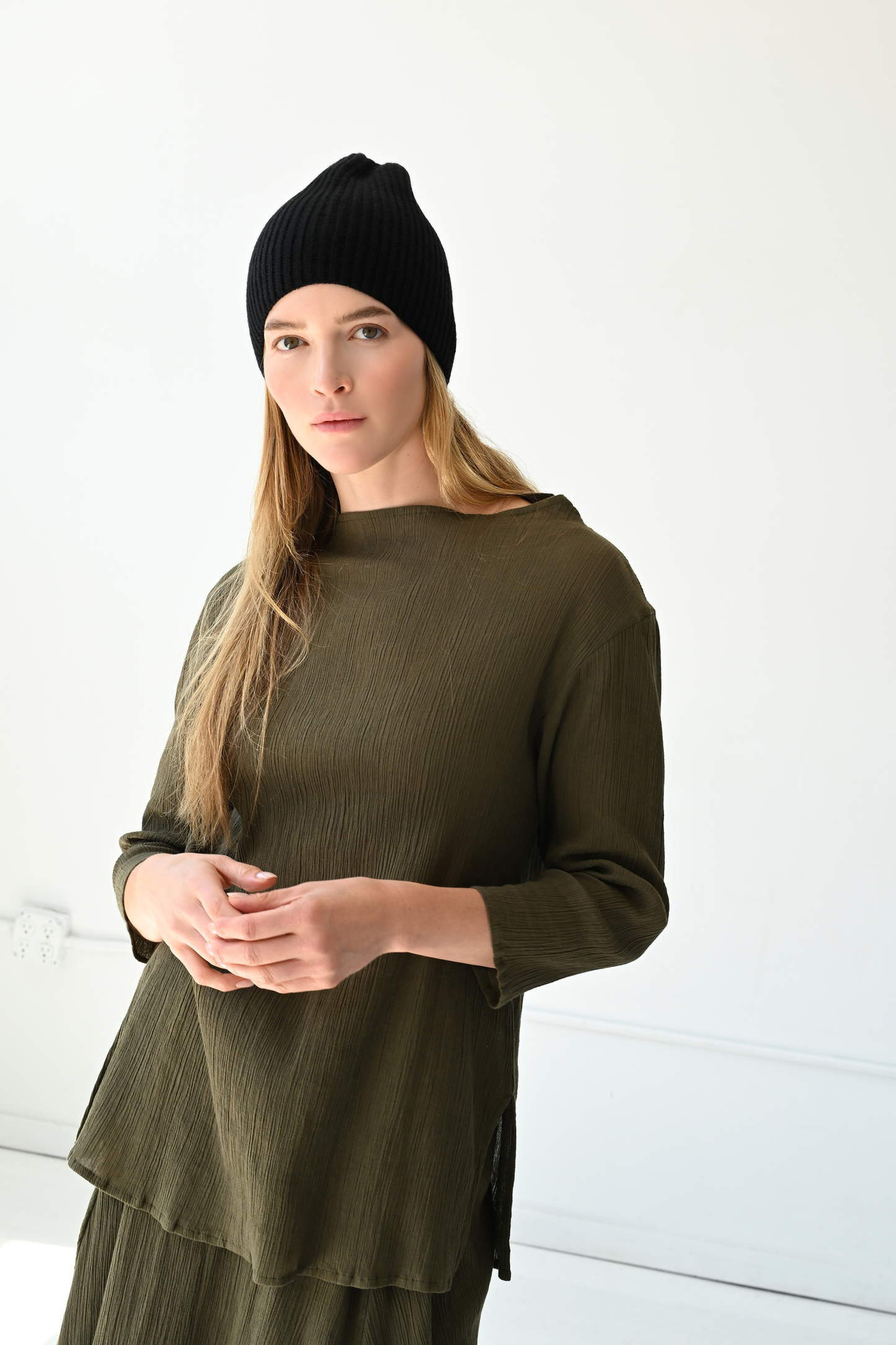 8.6.4: Cashmere Beanie Hat - Black