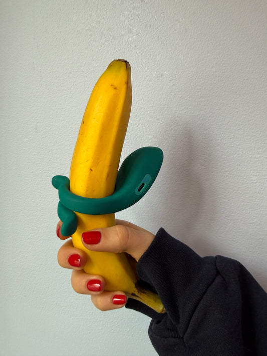 Dame: Hug Vibrating Ring