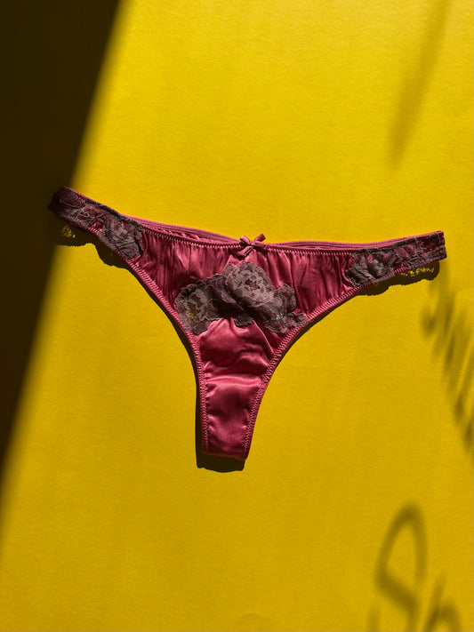 Fleur du Mal: Juliet Lace Thong - Fraise
