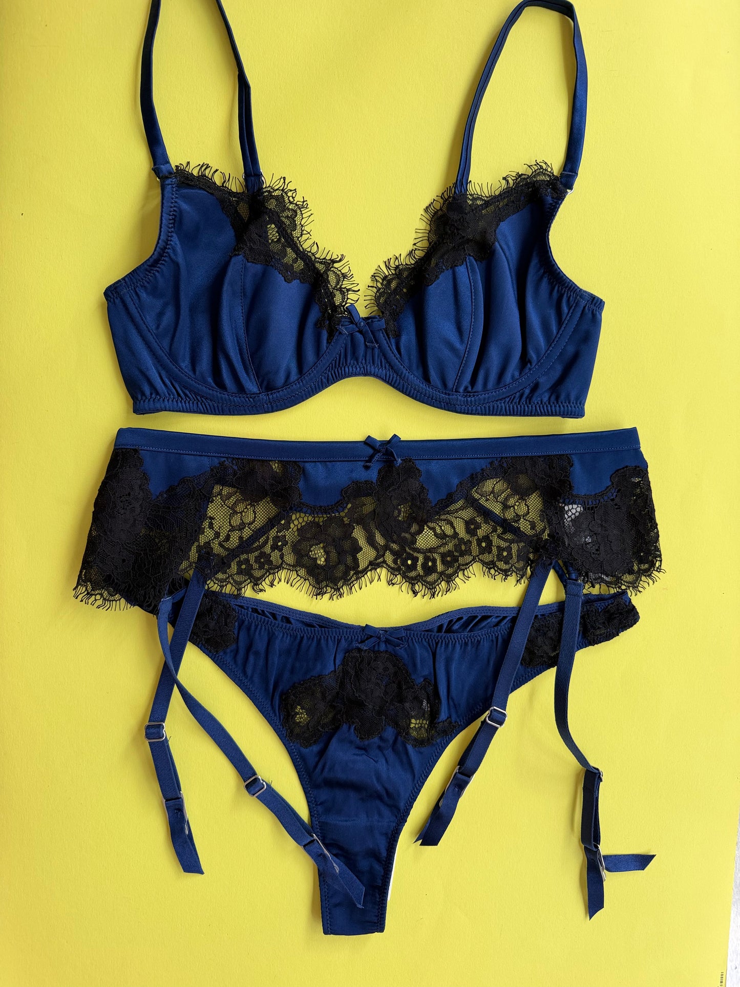 Fleur du Mal: Juliet Lace Garter Belt - Navy