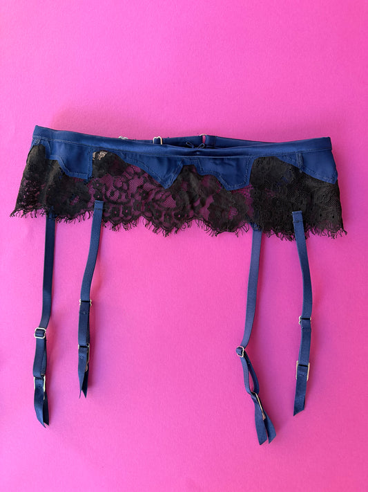 Fleur du Mal: Juliet Lace Garter Belt - Navy