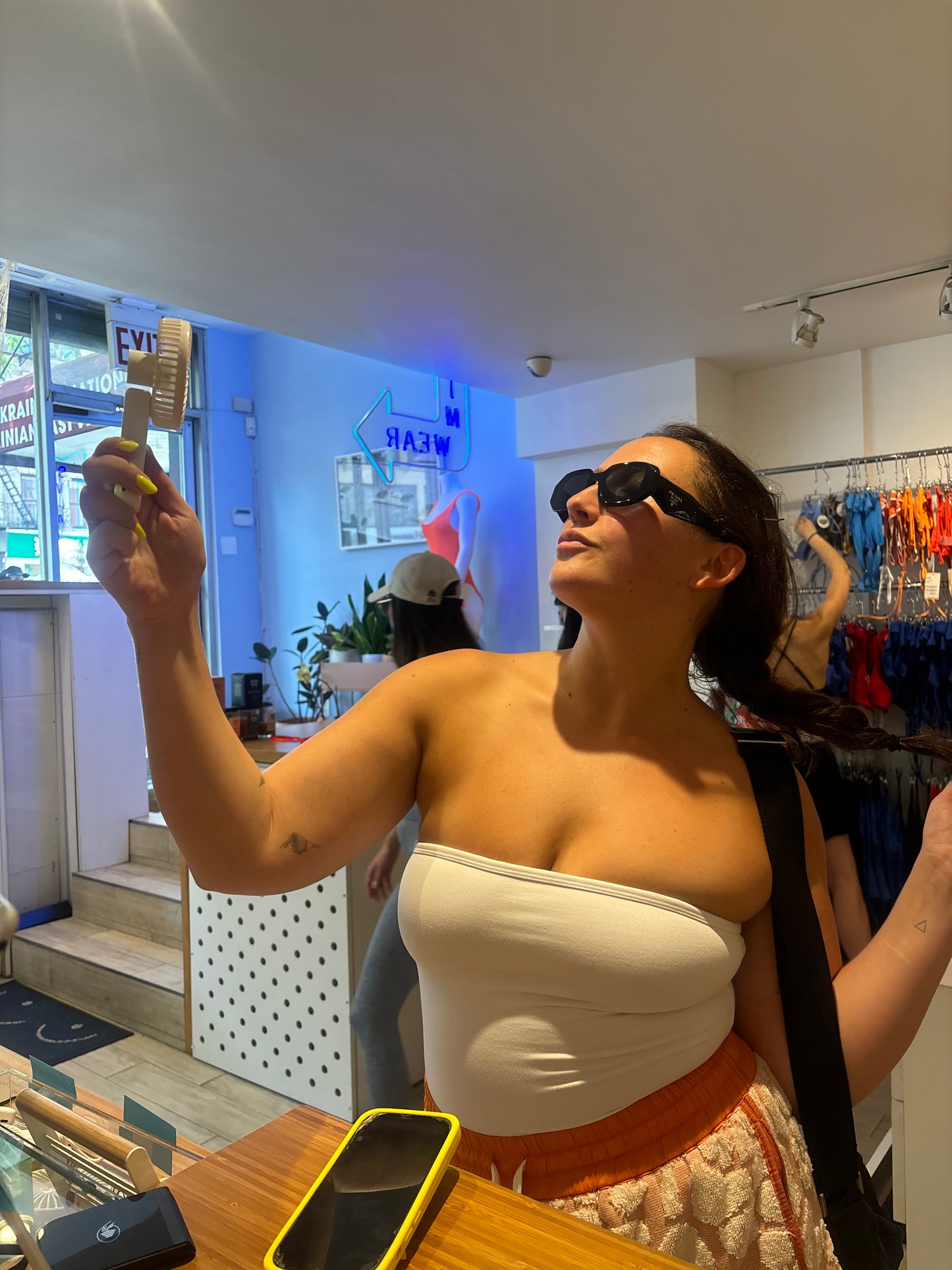 Azaleas: Rechargeable Hand Fan