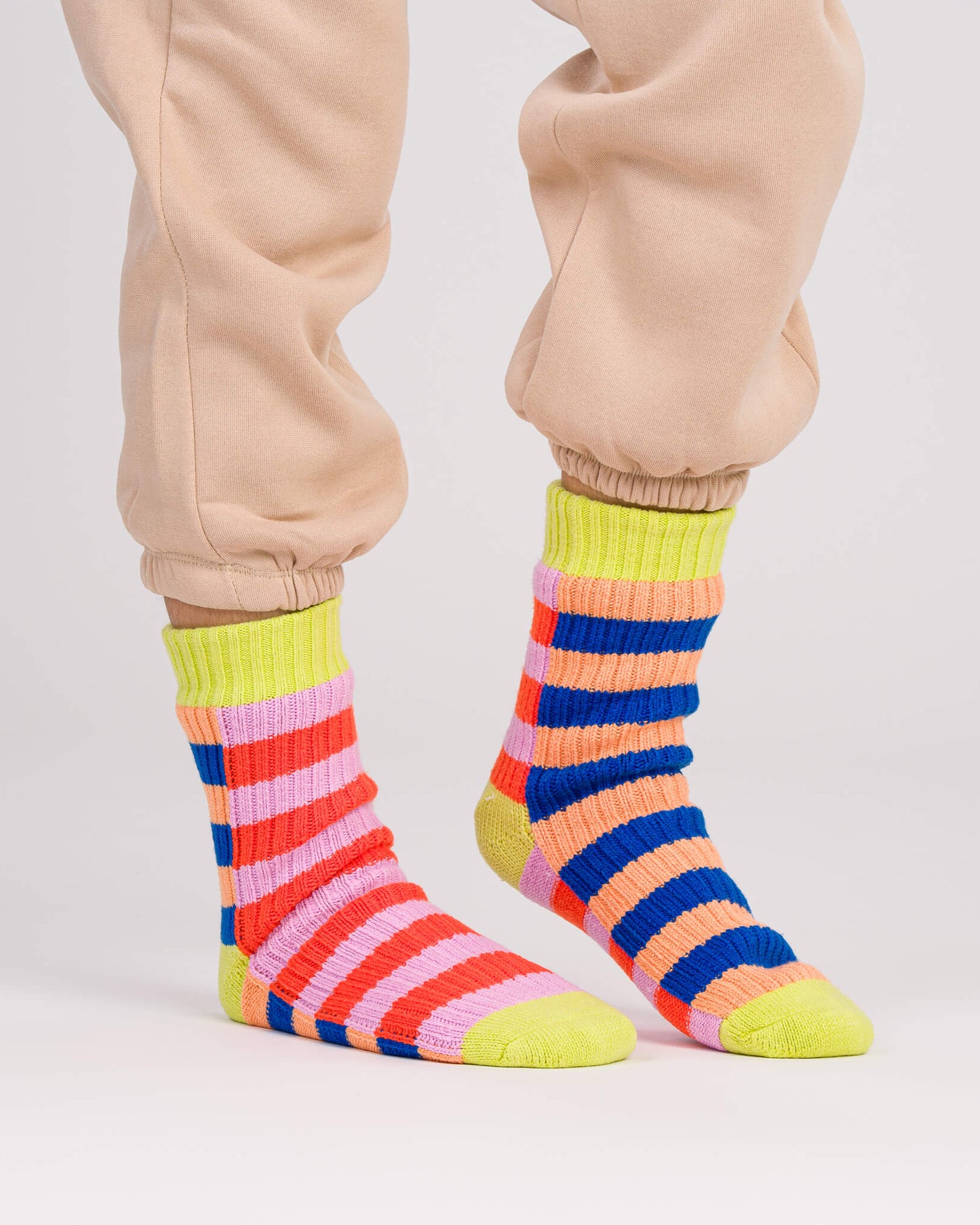 Verloop: Super Stripe Knit House Socks - Peach Cobalt