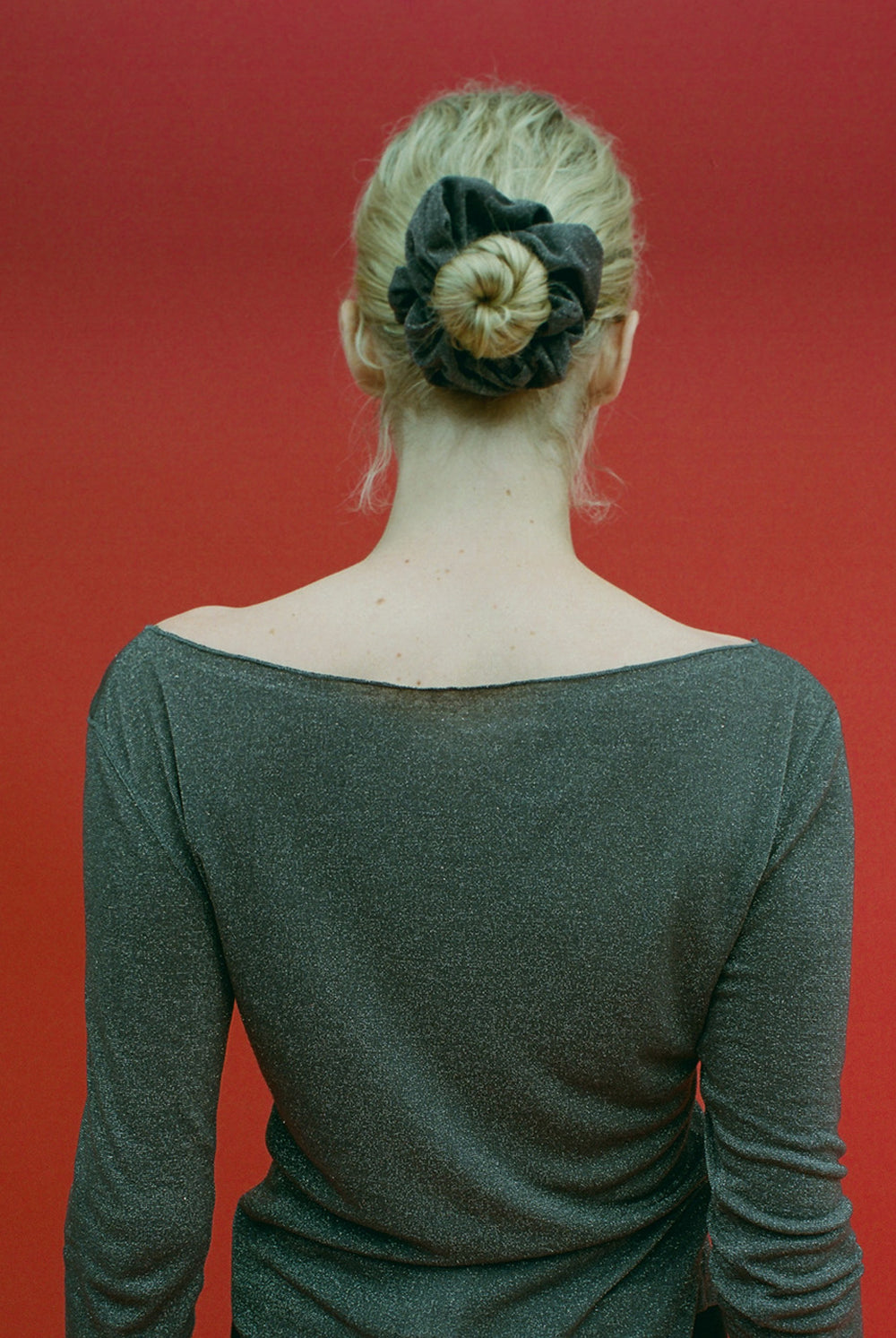 Gil Rodriguez: Shimmer Knit Scrunchie - Espresso